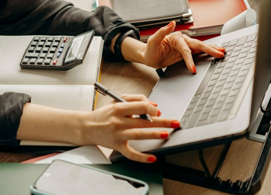 gestionnaire de paie fondamentaux du contrat de travail et des déclarations sociales intègre les éléments variables de la paie