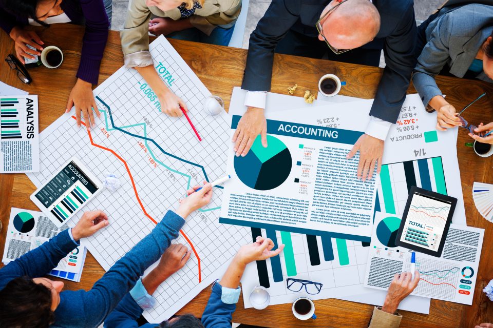 un service administratif travaille pour construire son tableau de bord pour analyser les résultats des données collectées
