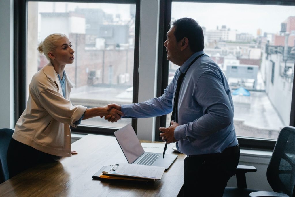 un homme et une femme en ressources humaines concluent un contrat de travail