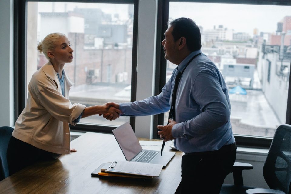 un homme et une femme en ressources humaines concluent un contrat de travail