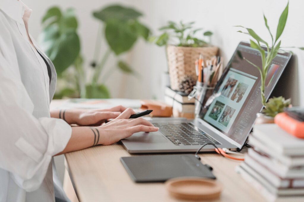 Dans cet article, nous explorons les options de la reconversion professionnelle et de la promotion par alternance, en mettant en lumière les avantages qui guideront votre choix. Que vous soyez en quête de nouvelles opportunités ou si vous souhaitez évoluer au sein de votre domaine actuel, cet article vous partage quelques informations pour vous accompagner dans votre prise de décision.