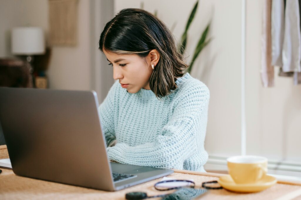Réussir sa reconversion professionnelle avec des formations à distance et en alternance