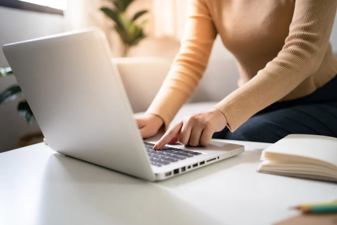 Reconversion professionnelle : comment changer de métier en 6 mois grâce à une formation à distance ?