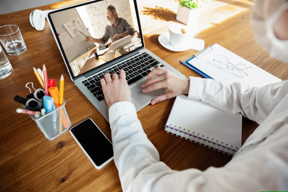 Comment former ses salariés à distance avec des formations certifiantes ?