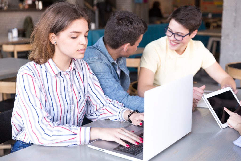 Étudiant utilisant un ordinateur pour optimiser ses révisions grâce à l'intelligence artificielle chez H3 Campus Online.