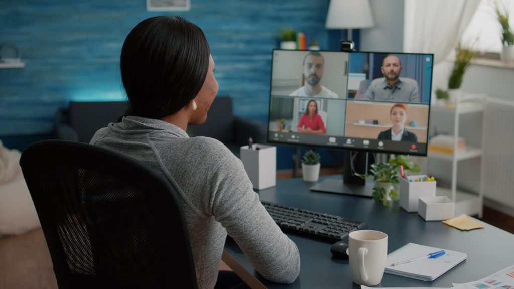 Professionnelle RH travaillant à distance sur un logiciel SIRH et la gestion du personnel